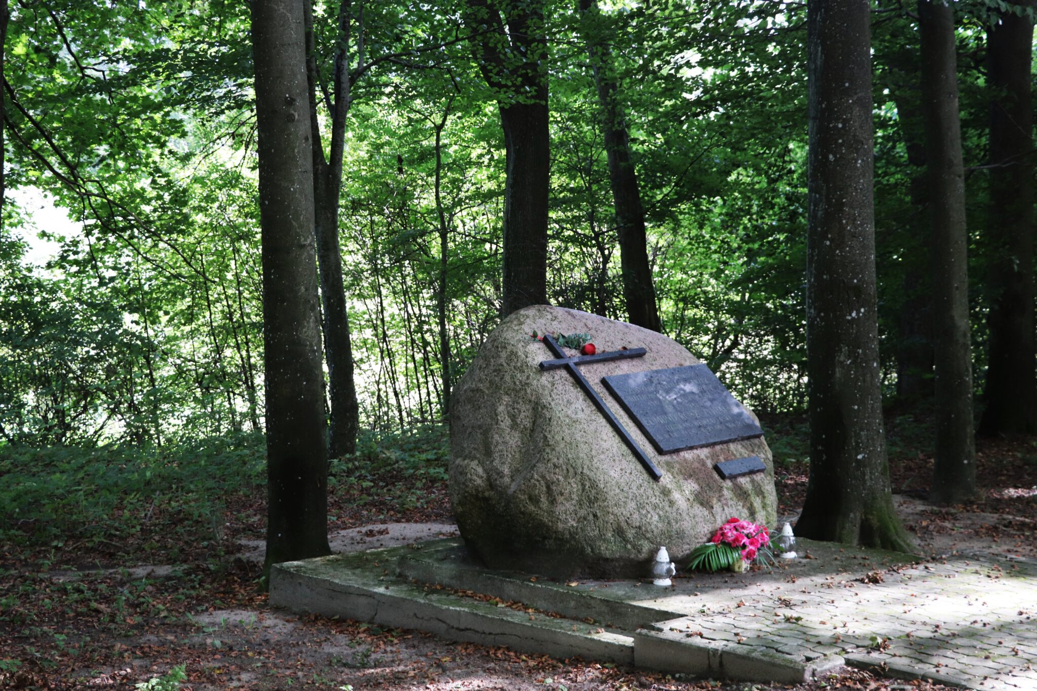 Pomnik ks. Edmunda Roszczynialskiego w Cewicach 