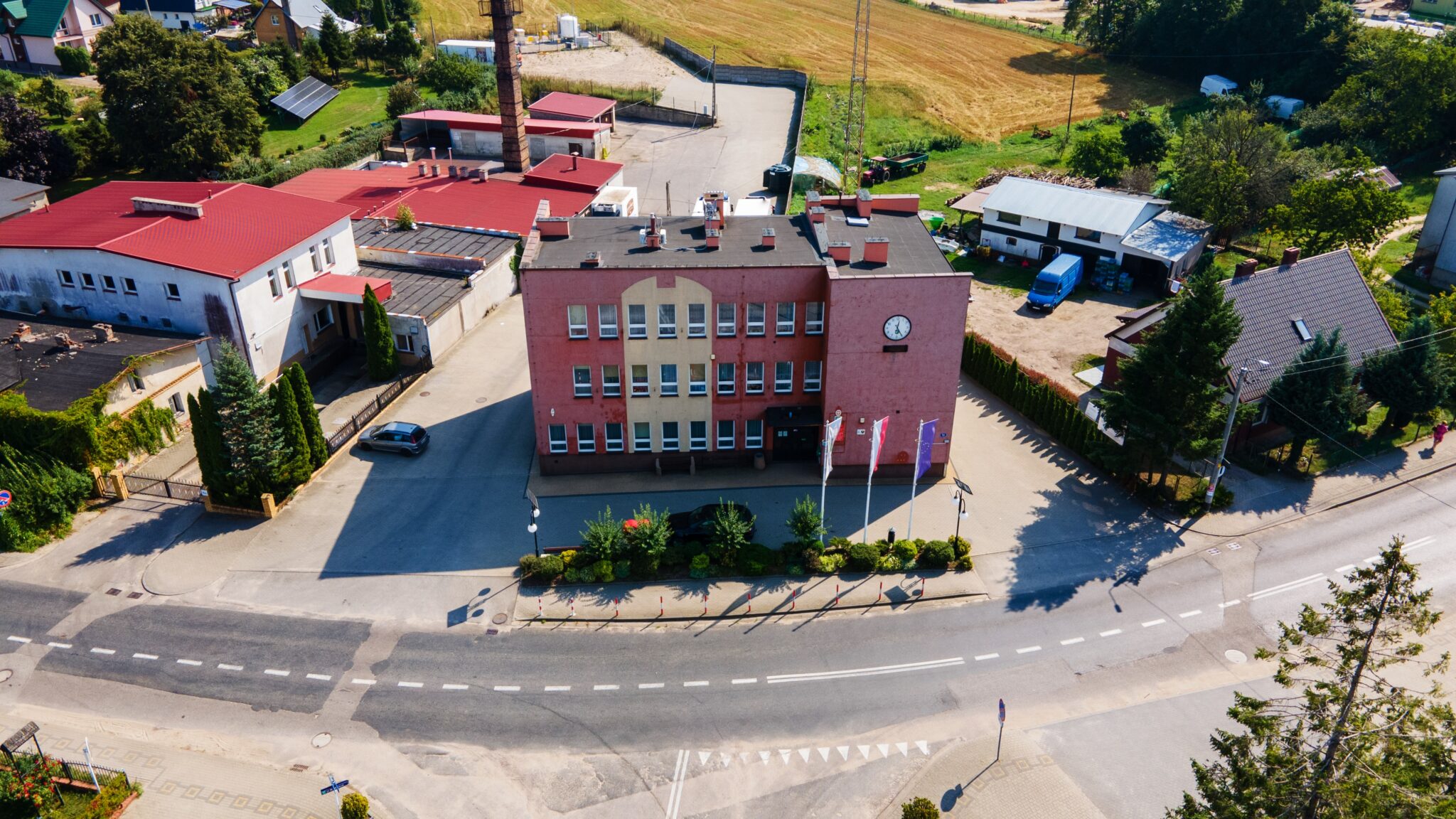 Zdjęcie budynek urządu gminy w cewicach 