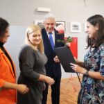 Wójt Gminy Cewice wręczył nagrody z okazji Dnia Edukacji Narodowej